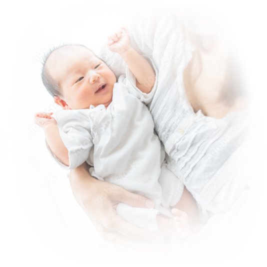 母に抱かれる赤ちゃんの写真